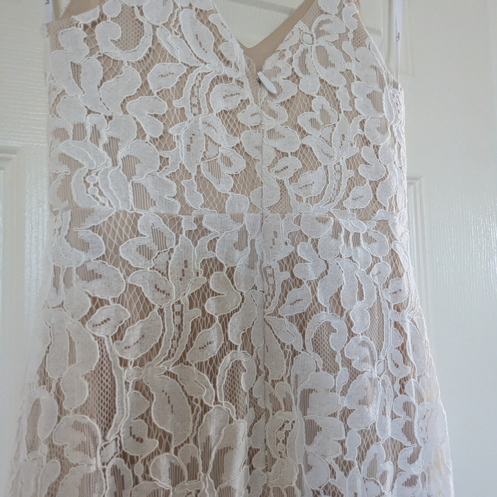Elegant White Lace Dress - Picture 10 of 10